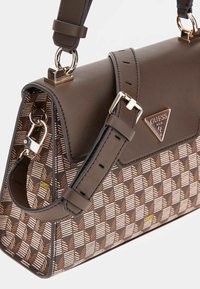 Guess WAVE HANDLE FLAP - Bolso de mano - mehrfarbig braun
