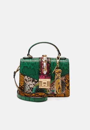 Petit sac à main avec motif imprimé serpent multicolore en vert, jaune et rose, avec une poignée supérieure, un détail chaîne dorée et un accessoire pompon.