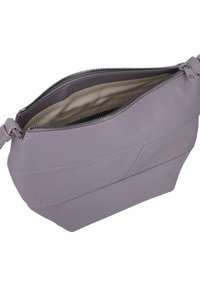 Borsa a mano in pelle viola con un design texturizzato e cuciture a contrasto. Chiusura con zip nella parte superiore che rivela un foderato beige all'interno.
