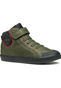 Grön läder hög sneaker med svarta accenter, röda öglor, snörning framtill och kardborreband. Texturerad tåkaff och vadderad krage.