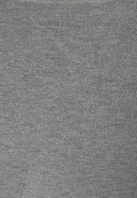 Tissu gris avec une texture fine et côtelée, affichant un motif cohérent dans l'ensemble. Matériau doux et extensible, adapté à une tenue décontractée.