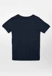 Náměsíčná modrá polokošile s krátkým rukávem vyrobená z bavlny, s kulatým výstřihem a hladkou texturou bez viditelných vzorů nebo akcentů.