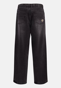 Jean noir à jambe large avec taille haute, coutures contrastées, deux poches arrière et un détail de broderie florale sur la poche droite.