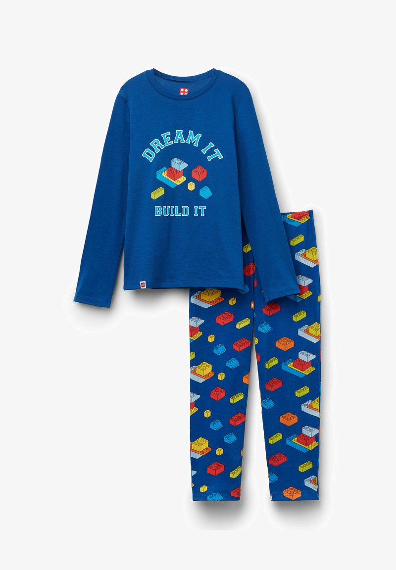 Blaues langärmeliges Oberteil mit dem Text "DREAM IT BUILD IT" und einer Grafik von Bausteinen, kombiniert mit passenden Hosen, die mit bunten Bausteinmustern bedeckt sind.