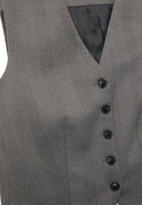 Gilet a motivo houndstooth bianco e nero con colletto a punta, dotato di sei bottoni neri sulla parte anteriore e una fodera interna liscia.