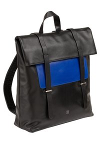 Mochila de cuero negra con un panel frontal azul, que cuenta con dos correas, herrajes metálicos y un cierre en la parte superior con solapa. Correas de hombro ajustables.