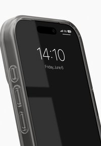 Funda transparente para smartphone que rodea una pantalla negra. Incluye botones laterales y un recorte para la cámara frontal. Muestra la hora y la fecha.