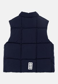 Ναυτικό μπλε αμάνικο γιλέκο από φουσκωτό υλικό, με ραμμένο σχέδιο και ορθογώνιο πάτσα που διαθέτει πέντε κυκλικές τρύπες, υψηλής σχεδίασης γιακά.