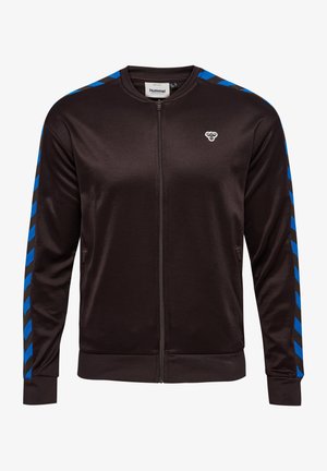 Czarna kurtka zapinana na zamek błyskawiczny z niebieskimi ukośnymi paskami wzdłuż rękawów, gładki materiał, ściągacze na rękawach oraz małe logo na piersi.