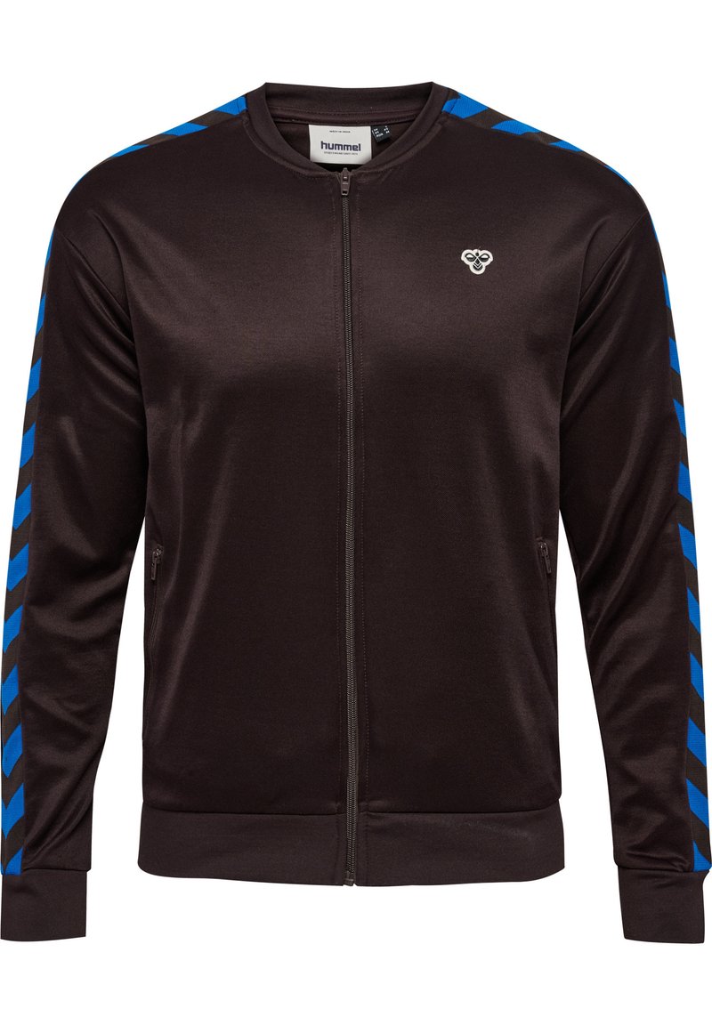 Sorte zip-up jakke med blå diagonale striber langs ærmerne, glat stof, ribbede manchetter og et lille logo på brystet.