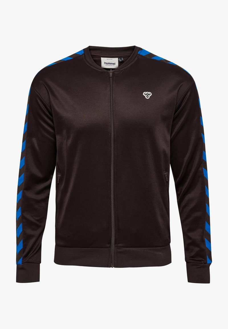 Zwarte zip-up jacket met blauwe diagonale strepen langs de mouwen, gladde stof, ribbelmanchetten en een klein logo op de borst.