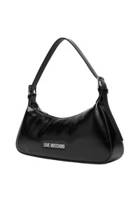 Bolso de hombro negro de cuero con un diseño curvado, una sola correa y el logo "LOVE MOSCHINO" en plateado. Textura suave con cierre de cremallera.
