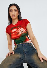 Jaded London SHORT SLEEVE BABY TEE - Printtipaita - red