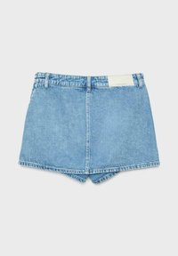 Jasnoniebieska mini spódniczka jeansowa z szlufkami na pasek i przeszyciem pośrodku, rozłożona na płasko na jednolitym białym tle.