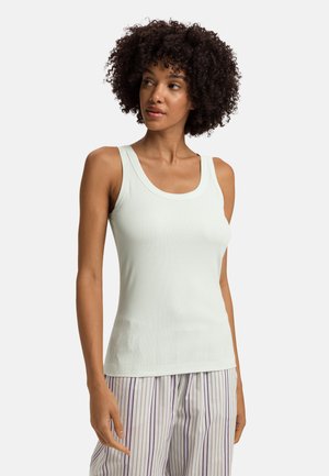 Top sin mangas de color verde menta claro con escote redondeado y tirantes anchos, hecho de una tela suave y elástica, combinado con pantalones de pijama a rayas.