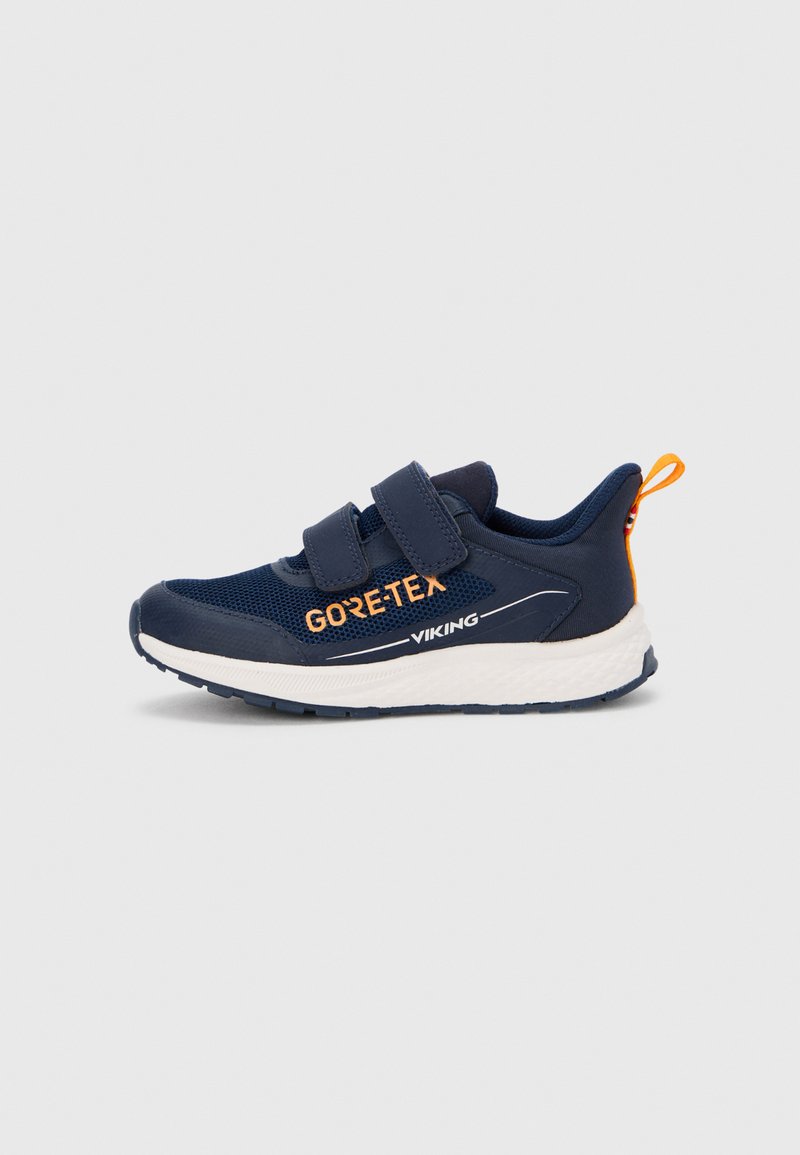 Marineblaue Sneakers mit GORE-TEX-Material, weißer Sohle, zwei schwarzen Klettverschlüssen und orangefarbenen Akzenten. Mit Mesh-Obermaterial für Atmungsaktivität.