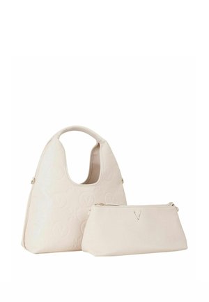 Set di borse in ecopelle bianca comprendente una grande borsa hobo con logo in rilievo e una piccola pochette con zip. Texture liscia, design minimalista.