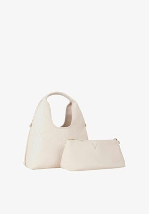 Set aus weißer Kunstleder-Handtasche mit großer Hobo-Tasche mit geprägtem Logo und kleinem Reißverschluss-Etui. Glatte Struktur, minimalistisches Design.