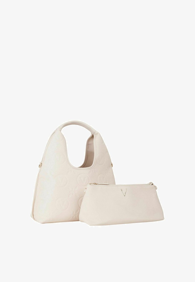 Set di borse in ecopelle bianca comprendente una grande borsa hobo con logo in rilievo e una piccola pochette con zip. Texture liscia, design minimalista.