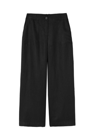 Pantalones de pierna ancha negros, confeccionados en una tela ligera. Cuentan con una cinturilla con botón y dos bolsillos frontales. Textura suave.