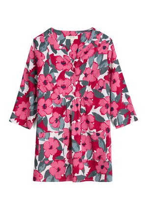 Skjorte i tunikalængde med pink og rød blomsterprint, grønne blade, trekvartærmer, knapper foran og to laplommer foran.