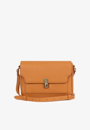 Brązowa skórzana torba na ramię z regulowanym paskiem, klapką z przodu i złotym zamkiem na obrót na białym tle.