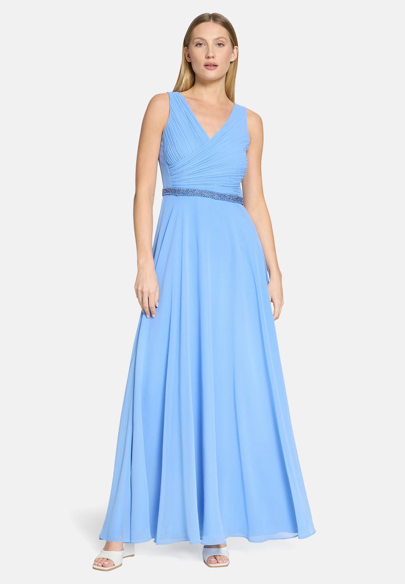 Hellblaues, bodenlanges Kleid mit plissiertem Oberteil, V-Ausschnitt und einem mit Schmuck besetzten Taillenband; glatter, fließender Stoff.