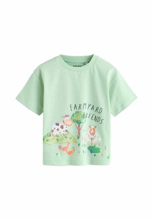 Světlounce zelené tričko s krátkým rukávem, na kterém je ilustrace farmy se zvířaty a textem „FARMYARD FRIENDS“. Jemný bavlněný materiál.