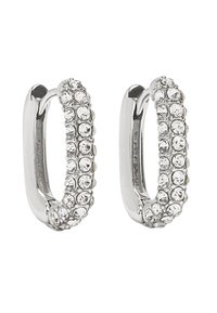 Srebrne kolczyki w kształcie obręczy z rzędem przezroczystych cyrkonii osadzonych po jednej stronie, zaprojektowane z gładkim, polerowanym wykończeniem. Lekkie i o zaokrąglonym kształcie.