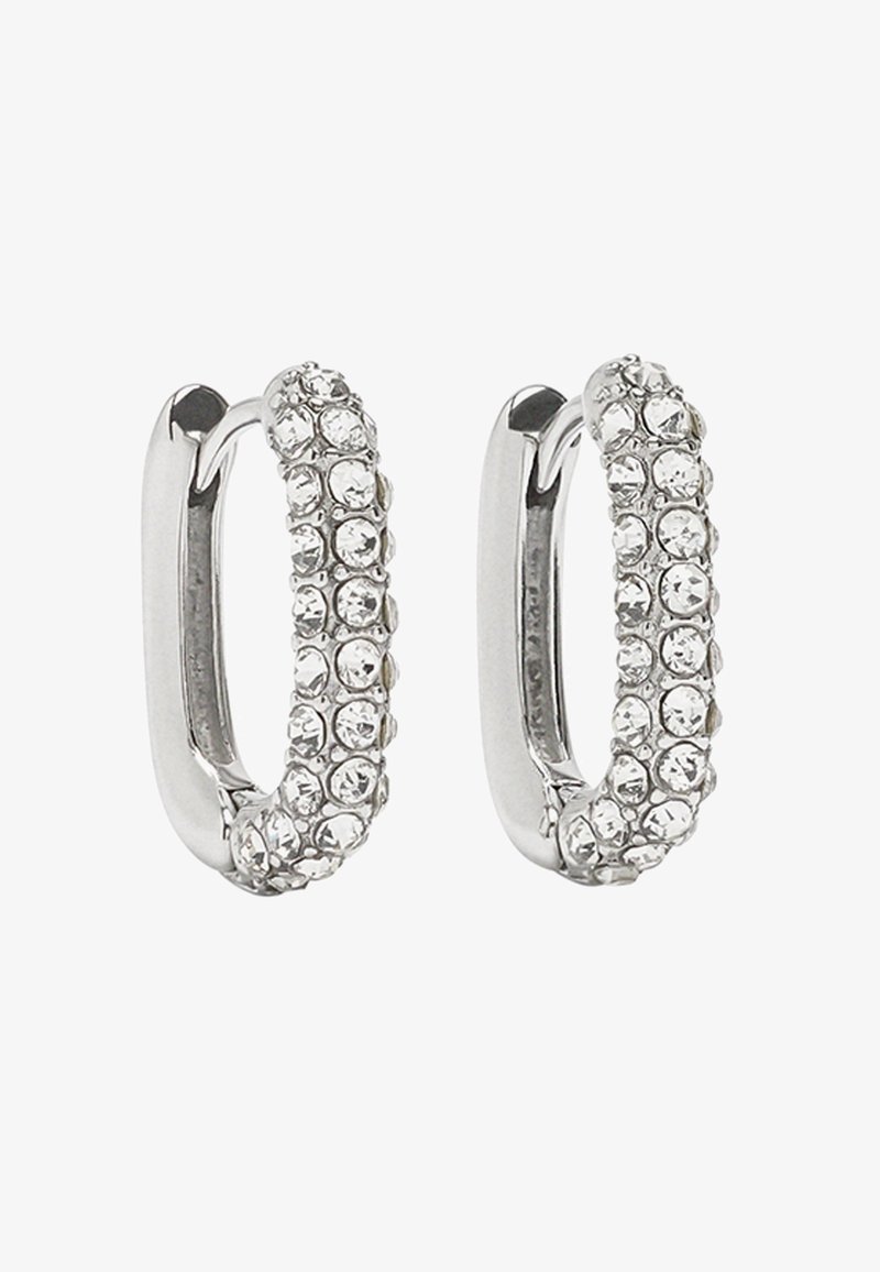 Srebrne kolczyki w kształcie obręczy z rzędem przezroczystych cyrkonii osadzonych po jednej stronie, zaprojektowane z gładkim, polerowanym wykończeniem. Lekkie i o zaokrąglonym kształcie.
