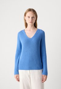 Maglione blu a coste con scollatura a V e maniche lunghe, realizzato in un tessuto morbido. Presenta una silhouette aderente e un motivo di lavorazione a trama.