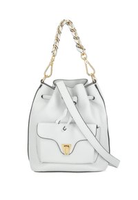 Borsa a secchiello in pelle bianca con chiusura a coulisse, dotata di tasca frontale, dettagli in metallo dorato e tracolla a catena intrecciata.