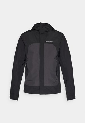 Giacca impermeabile nera con cappuccio, caratterizzata da un pannello frontale grigio a contrasto, tasche laterali con zip e un logo sul lato sinistro del petto.