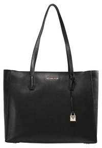 Sac fourre-tout en cuir noir à texture granulée, orné d'un logo doré, doté de deux poignées robustes et d'un verrou décoratif suspendu à une corde.