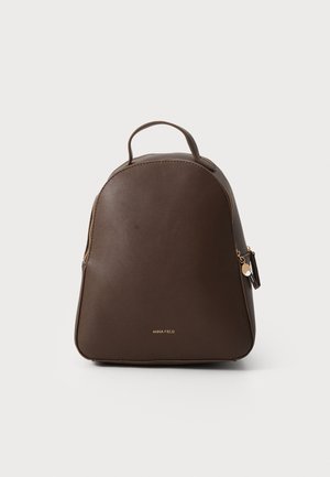 Zaino in pelle marrone con manico superiore, zip oro e piccolo logo dorato "Anna Field" centrato vicino alla parte inferiore.