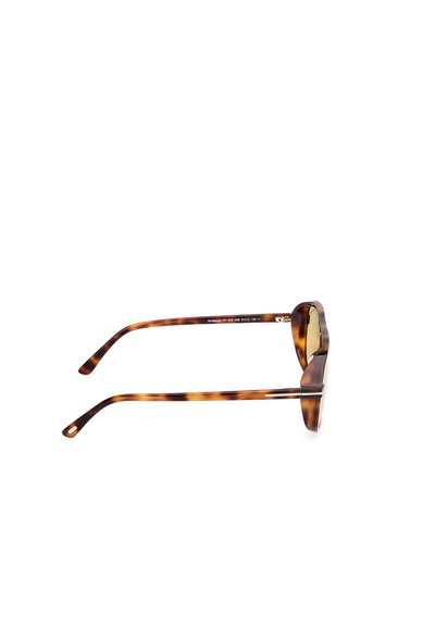 Silmärilleet tortoiseshell-muotoilulla, joissa on pyöreät linssit, leveät kehykset ja kapeat templet. Ominaisuuksia ovat hieno kiilto ja metallikoristeet sivuilla.