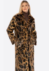 Kabát z umělé kožešiny s leopardím potiskem, s vykrojeným límcem, dlouhými rukávy, bočními kapsami a měkkým, texturovaným povrchem v odstínech hnědé a černé.