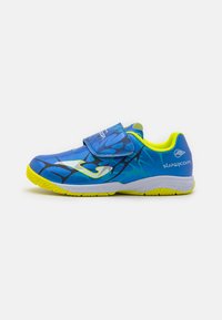 Pantof sportiv albastru cu o curea velcro, având un design texturat și accente neon galbene pe guler și talpă.