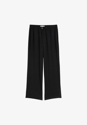 Czarne spodnie o szerokich nogawkach wykonane z gładkiego materiału, z elastycznym paskiem w talii i zapięciem na guzik, z prostym wykończeniem krawędzi.