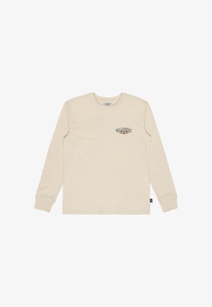 Maglietta beige a maniche lunghe con scollo girocollo, piccolo logo colorato e testo sul petto sinistro che recita ""Billabong.""