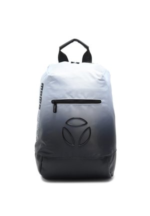 Zaino elegante con sfumature nere e grigie, dotato di tasca frontale con zip, maniglia superiore e logo circolare a tre petali sul pannello frontale.