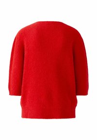 Rode, oversized trui gemaakt van zacht, pluizig materiaal. Heeft een brede hals, driekwartmouwen en een geribde zoom.