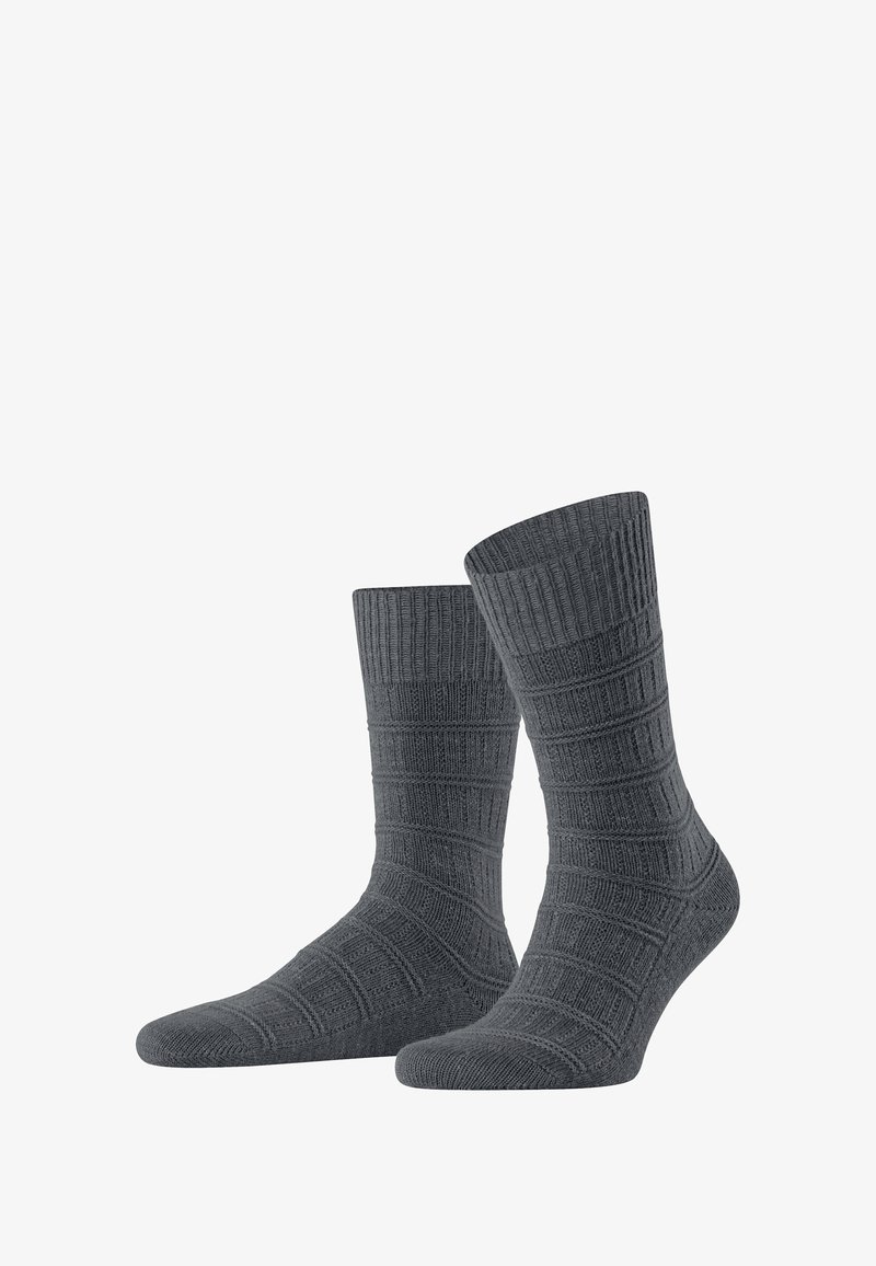 Chaussettes grises en tricot avec une texture côtelée et un motif rayé horizontal. Le design comprend un orteil et un ourlet renforcés pour plus de durabilité.