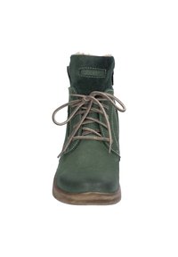Bottines en daim vert avec une finition texturée, dotées de lacets marron, d'un bout rond, d'accents cousus et d'un col doux et doublé.