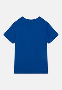 Camiseta de manga corta azul, hecha de algodón suave, con un escote redondo y costuras limpias. Sin estampados ni detalles.