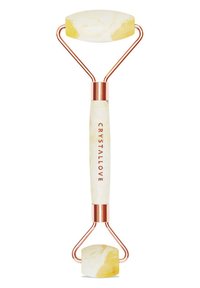 Rullo di giada con due teste di pietra gialla marmorizzata, hardware in oro rosa e un manico bianco che presenta il testo "CRYSTALLOVE."