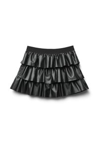 Gonna nera in ecopelle con tre strati arruffati, una vita elastica e una texture liscia. Nessun motivo visibile o accenti aggiuntivi.