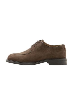 Scarpa elegante da uomo in camoscio marrone con lacci, tacco basso e punta arrotondata, vista di lato su sfondo bianco.