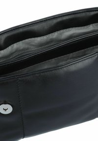 Schwarze Leder-Clutch mit glatter Oberfläche, ausgestattet mit einem silbernen Druckverschluss und einem grauen Stoffinnenraum mit Reißverschluss- und offenen Taschen.