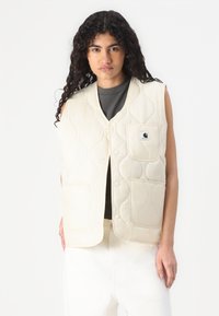 Lys beige quiltet vest med knappestolpe, rund krage og to frontlommer. Har merke logo på venstre lomme. Glatt tekstur.